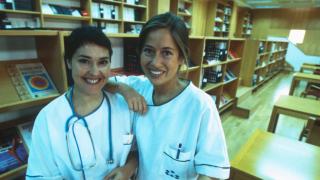 dos enfermeras en la biblioteca del hospital