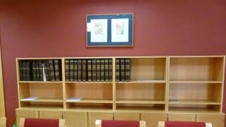 sala de reuniones con una estantería y colección de libros jurídicos