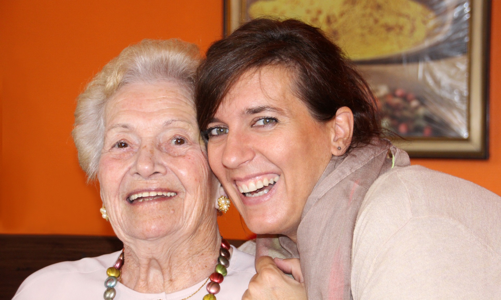 Mujeres abrazadas sonriendo Mujeres abrazadas sonriendo