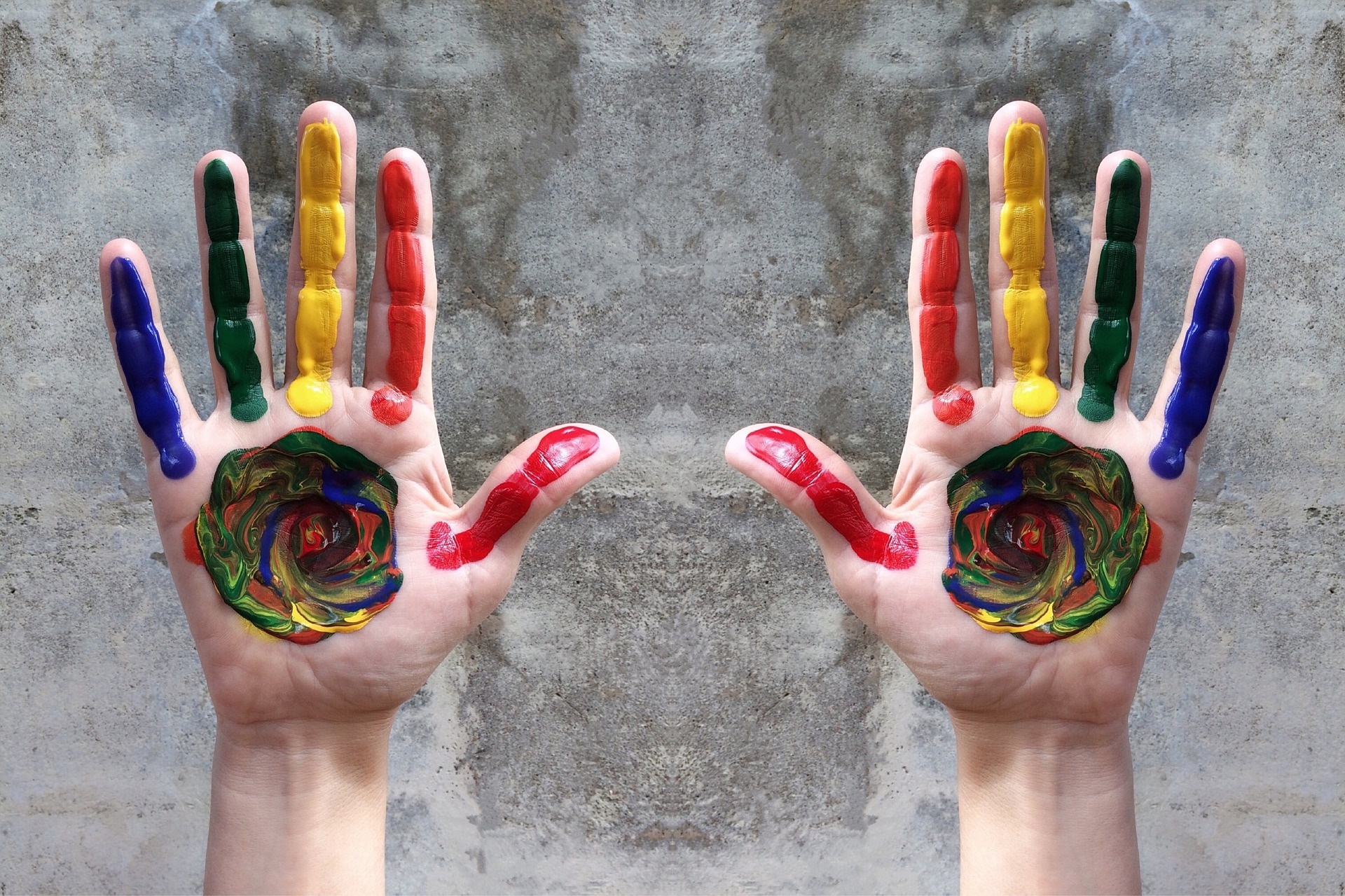 LGTBIfobia Manos pintadas con la bandera gay