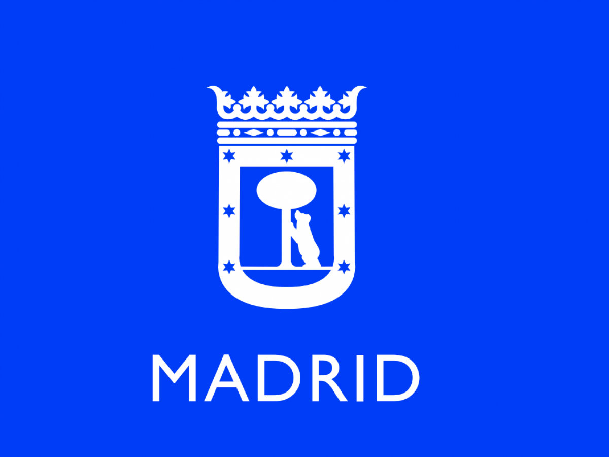 Escudo del ayuntamiento de Madrid en blanco, sobre fondo azul, y la palabra Madrid, también en blanco