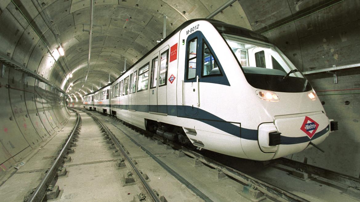Metro circulando en el interior de un túnel