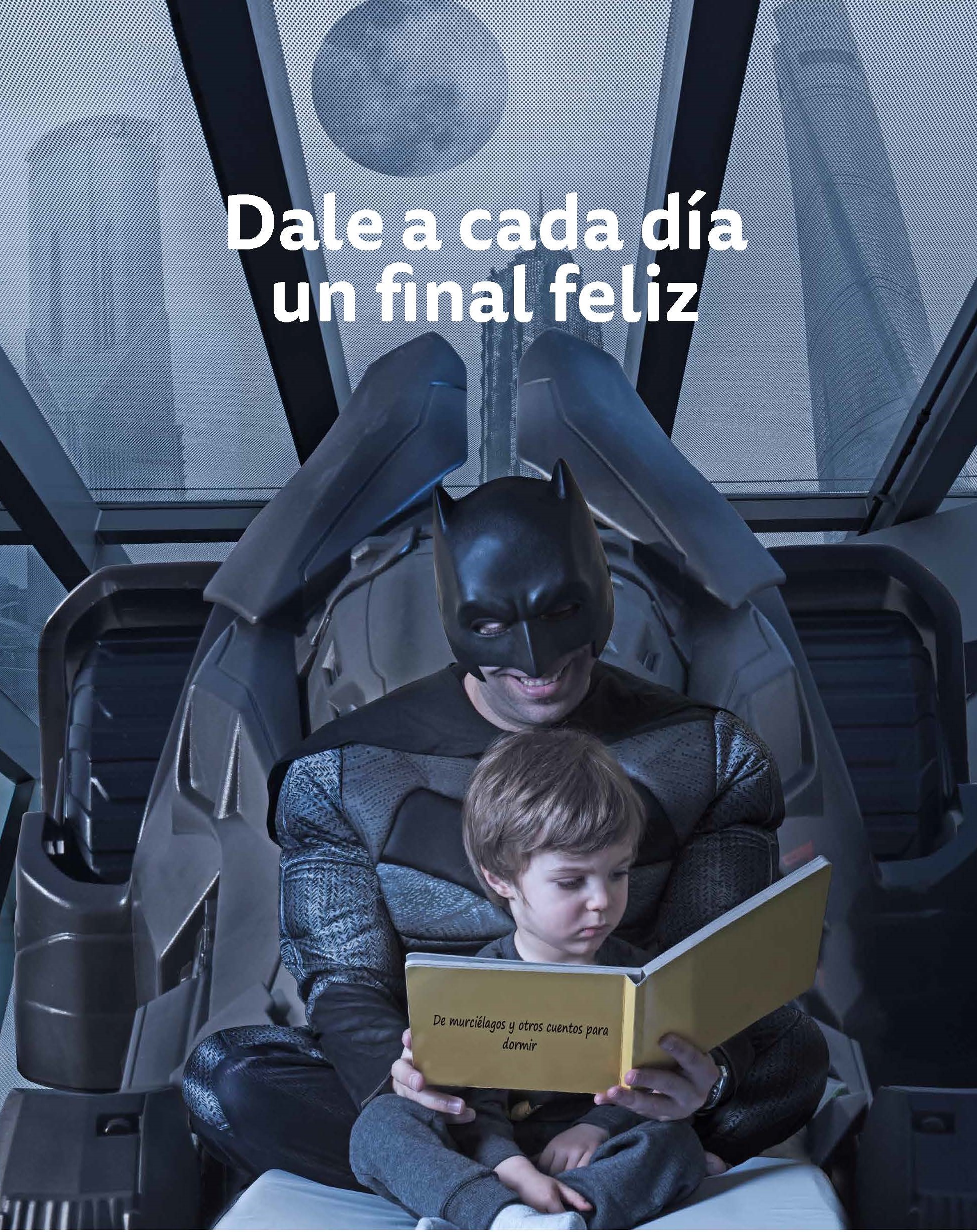 batman leyendo un cuento a su hijo
