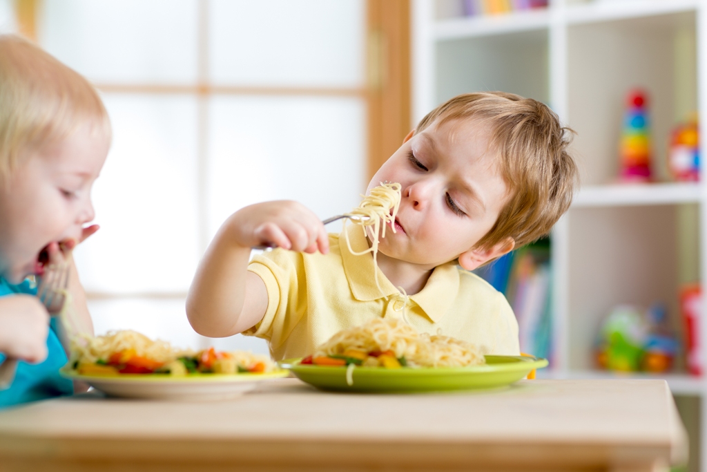 niños comiendo espaguetti