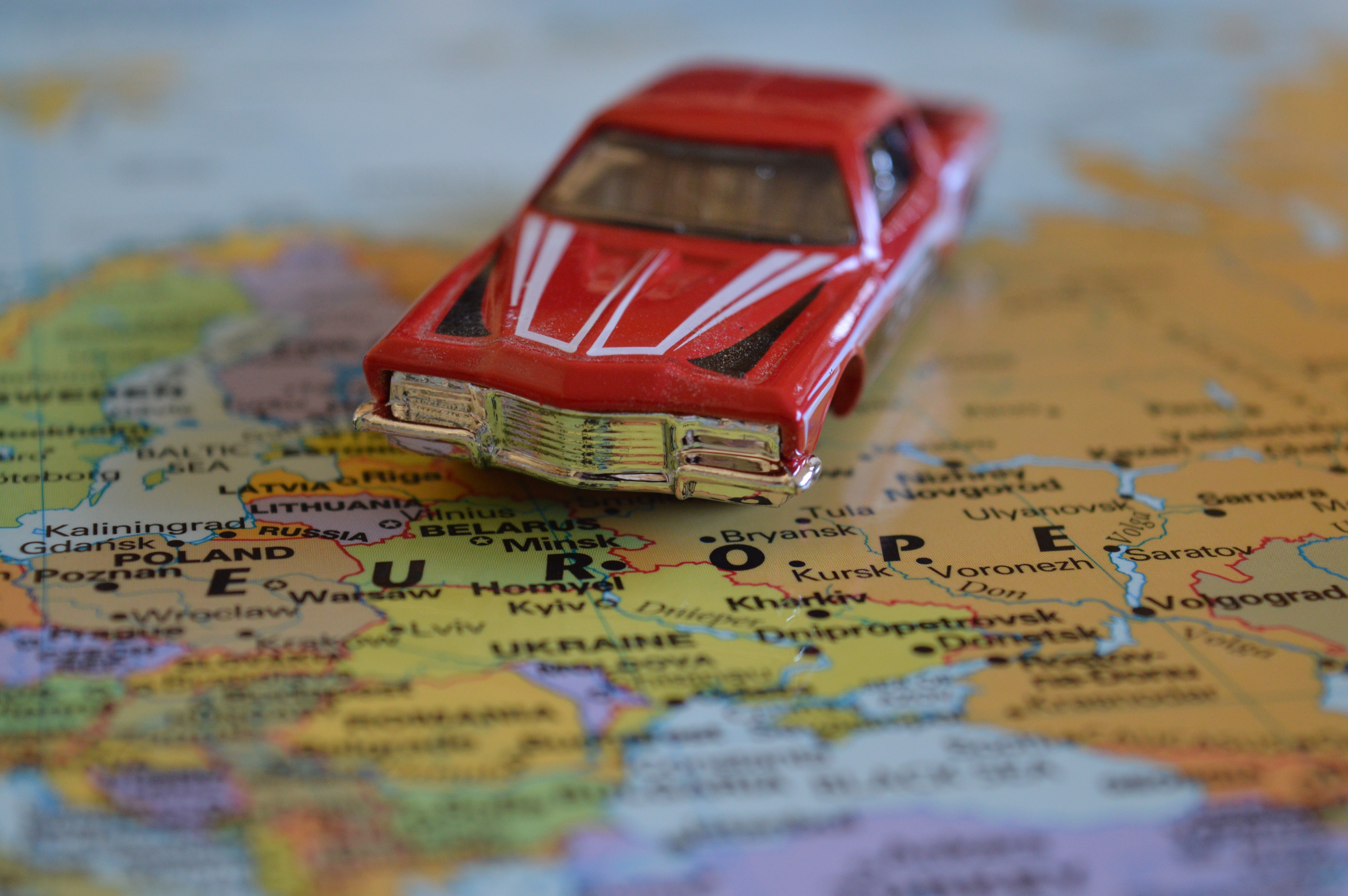 Carnés Coche en miniatura sobre un mapa