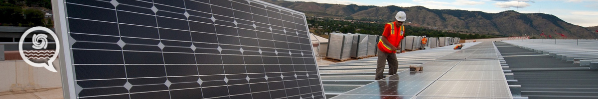 Familia profesional de Energía y Agua Trabajadores instalando placas solares fotovoltaicas