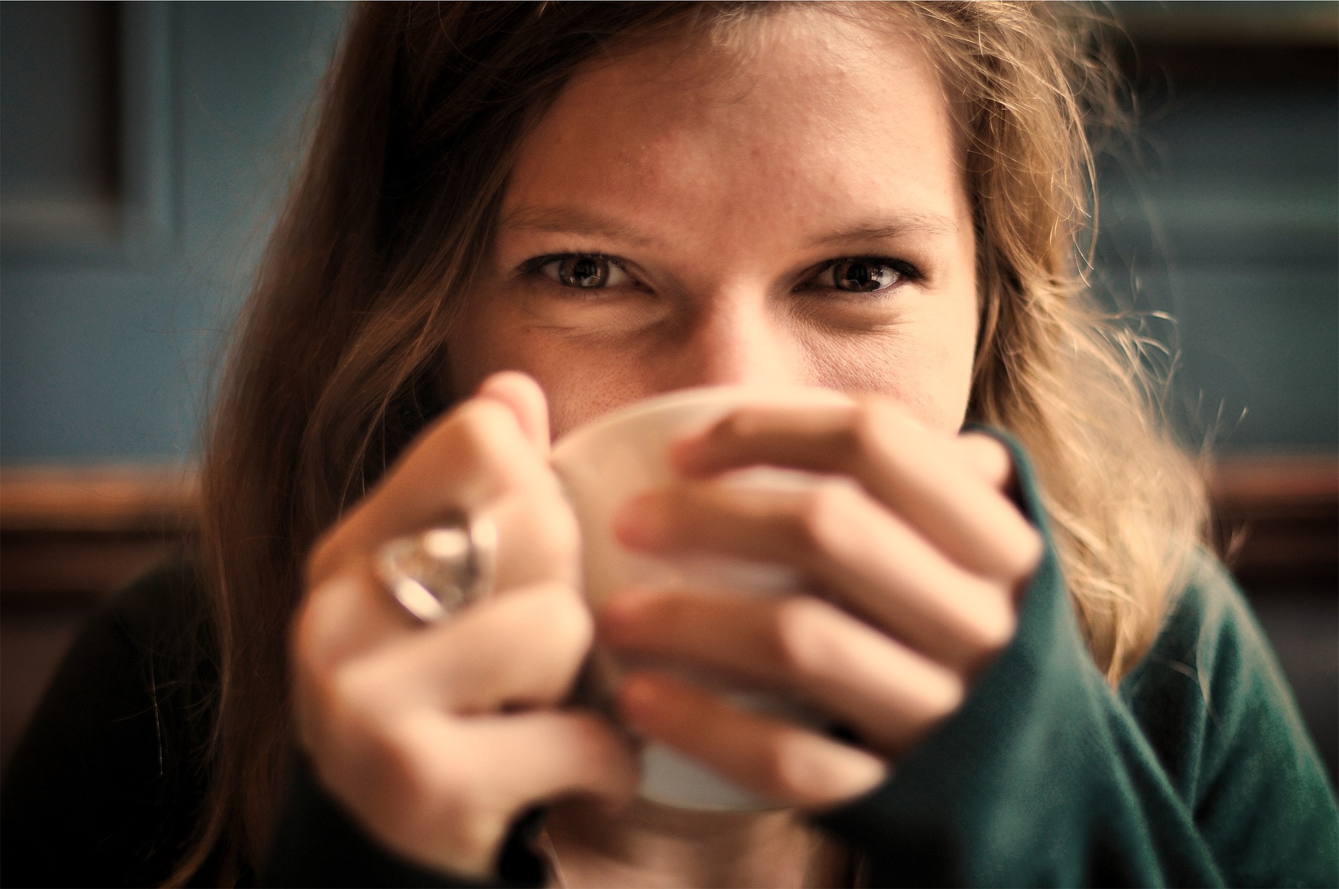 Vivienda protegida Chica joven bebiendo en una taza
