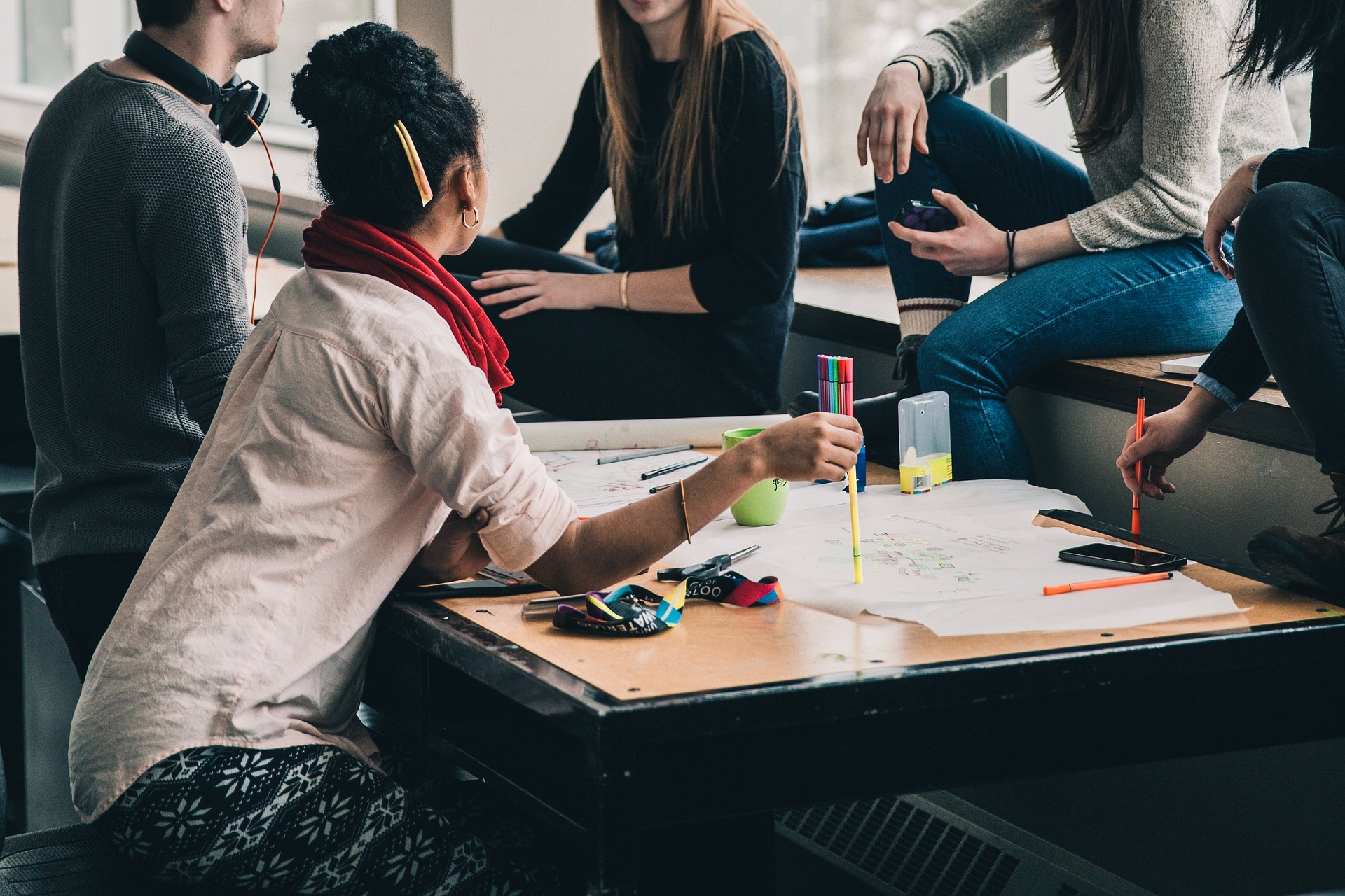 Varios jóvenes trabajando en grupo
