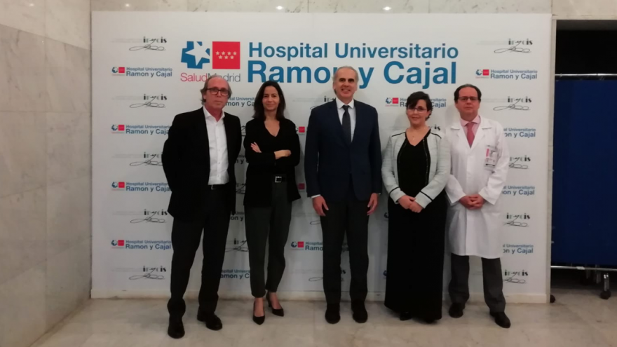 Imagen de las personalidades que acudieron al evento en el Hospital Universitario Ramón y Cajal