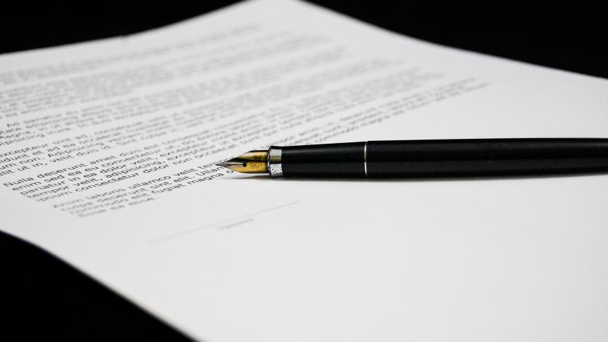 Descarga de anexos de FCTs Documento con una pluma apoyada sobre él