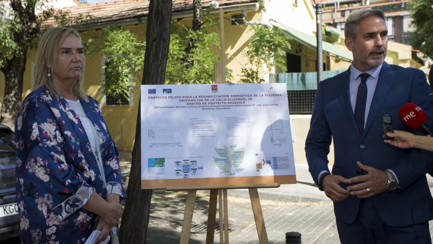 Rosalía Gonzalo visita una vivienda pública regional donde se va a desarrollar una experiencia práctica del proyecto europeo Rezbuild