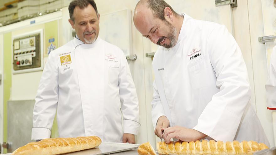 Pedro Rollán en uno de los establecimientos en los que se elabora torrijas Pedro Rollán en uno de los establecimientos en los que se elabora torrijas