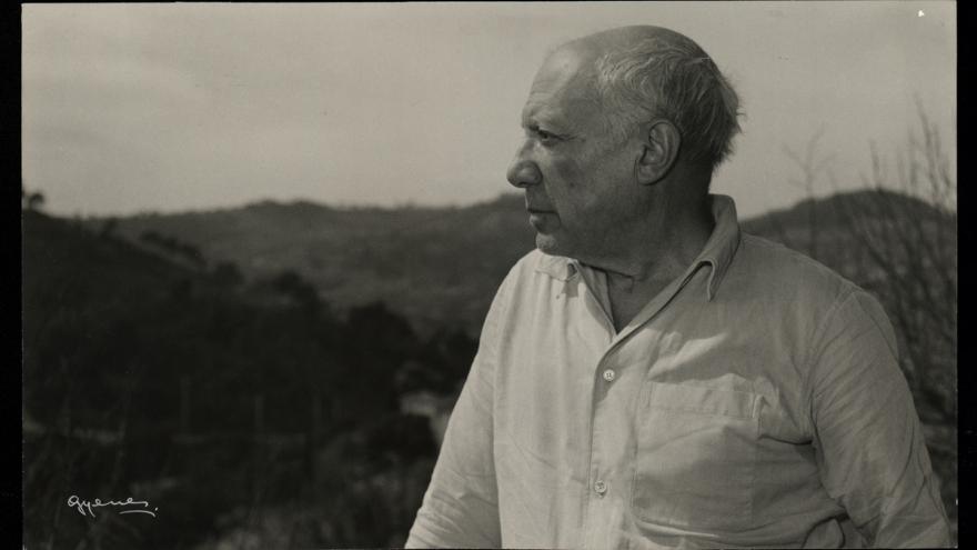 Juan Gyenes, “Picasso, vivía de perfil retirado del mundo…”. La Galloise, Vallauris, 2 de abril de 1954. Fundación Picasso. Museo Casa Natal Fotografía de perfil de Pablo Picasso mirando un paisaje exterior