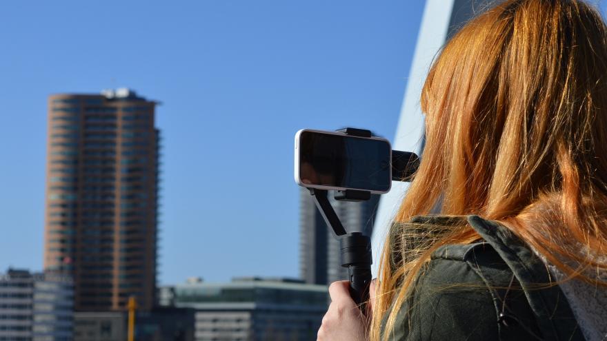 Euroscola 2018 Joven con palo para autofoto