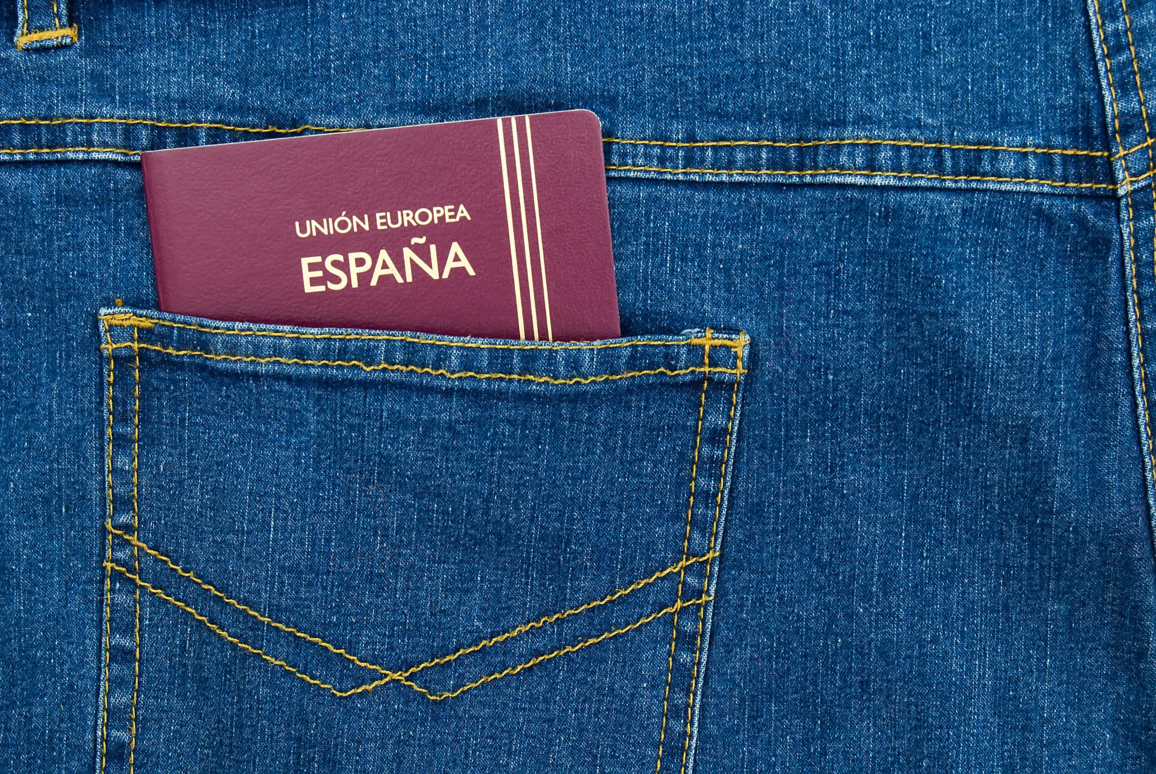 Trámites generales Bolsillo trasero de un pantalón vaquero con un pasaporte en su interior