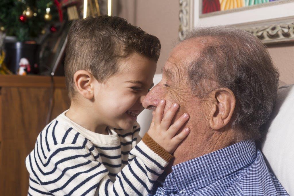 Escuela de abuelos Abuelo y nieto riendo