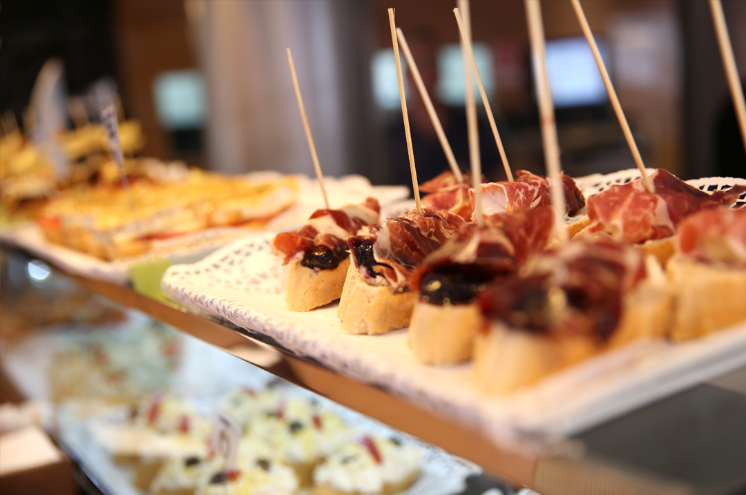 Barra tapas en un bar de Madrid Barra tapas en un bar de Madrid