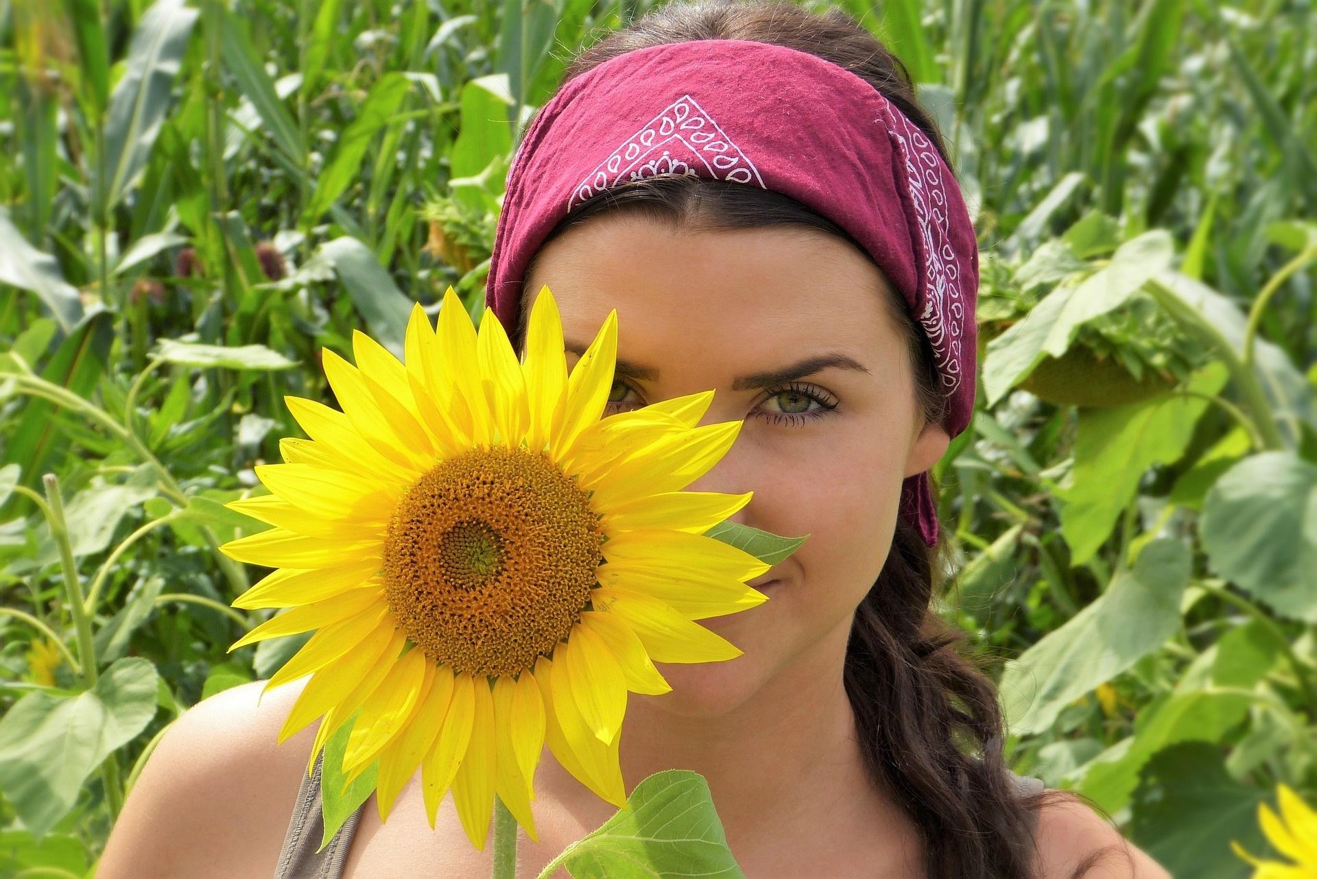 RED NATURA 2000 CHICA CON GIRASOL
