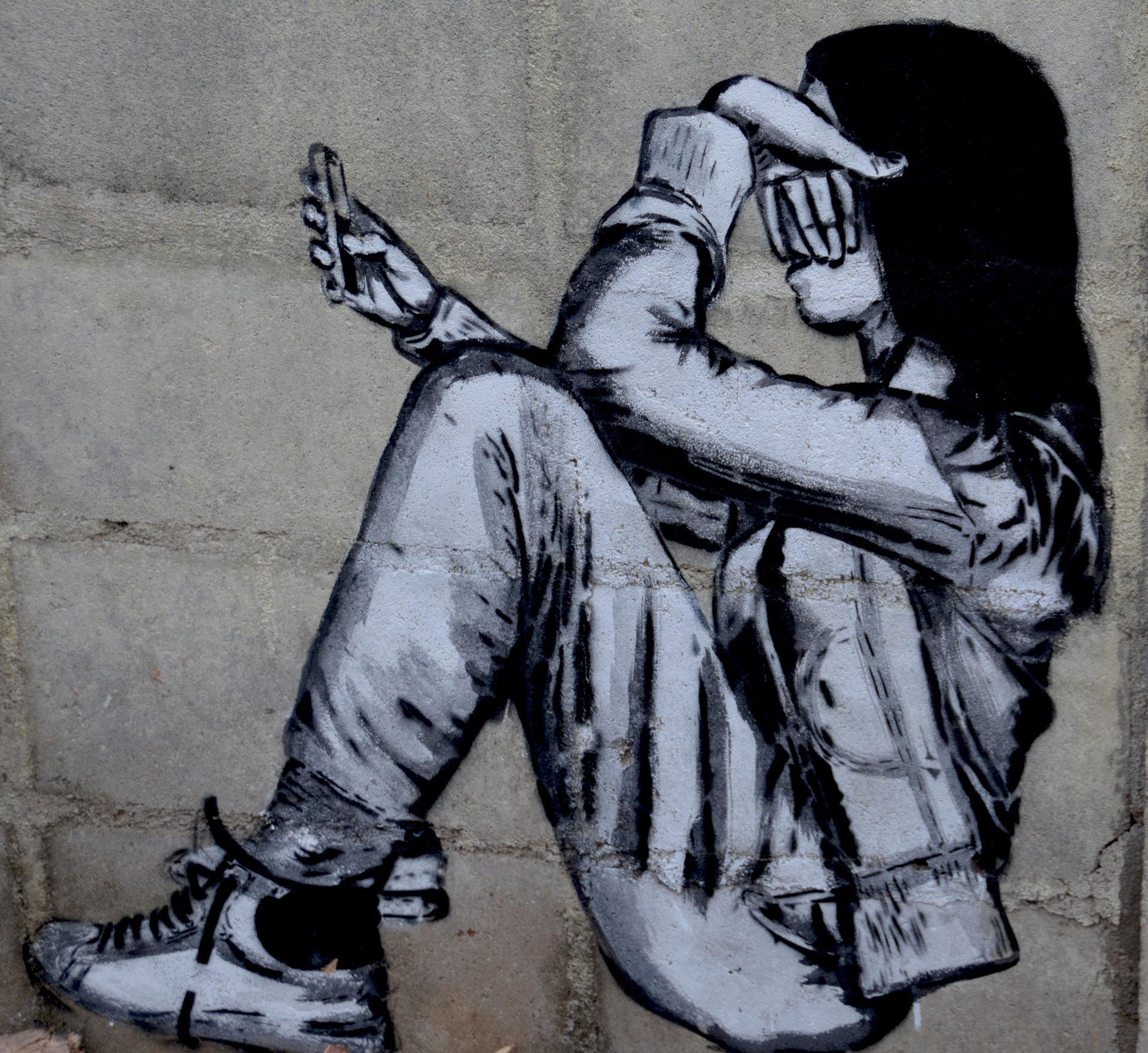 CAMPAÑA AMOR NO ES CONTROL Dibujo de chica con móvil tapándose la cara