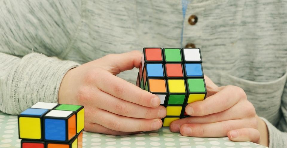 ¿Y ahora qué? Manos con un cubo de rubick