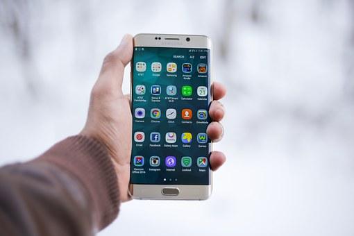 Sácale partido a tu smartphone Mano sujeta un smartphone
