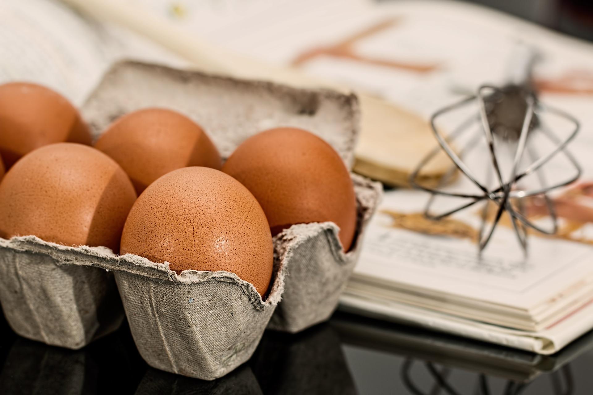 Huevos Huevos en una huevera