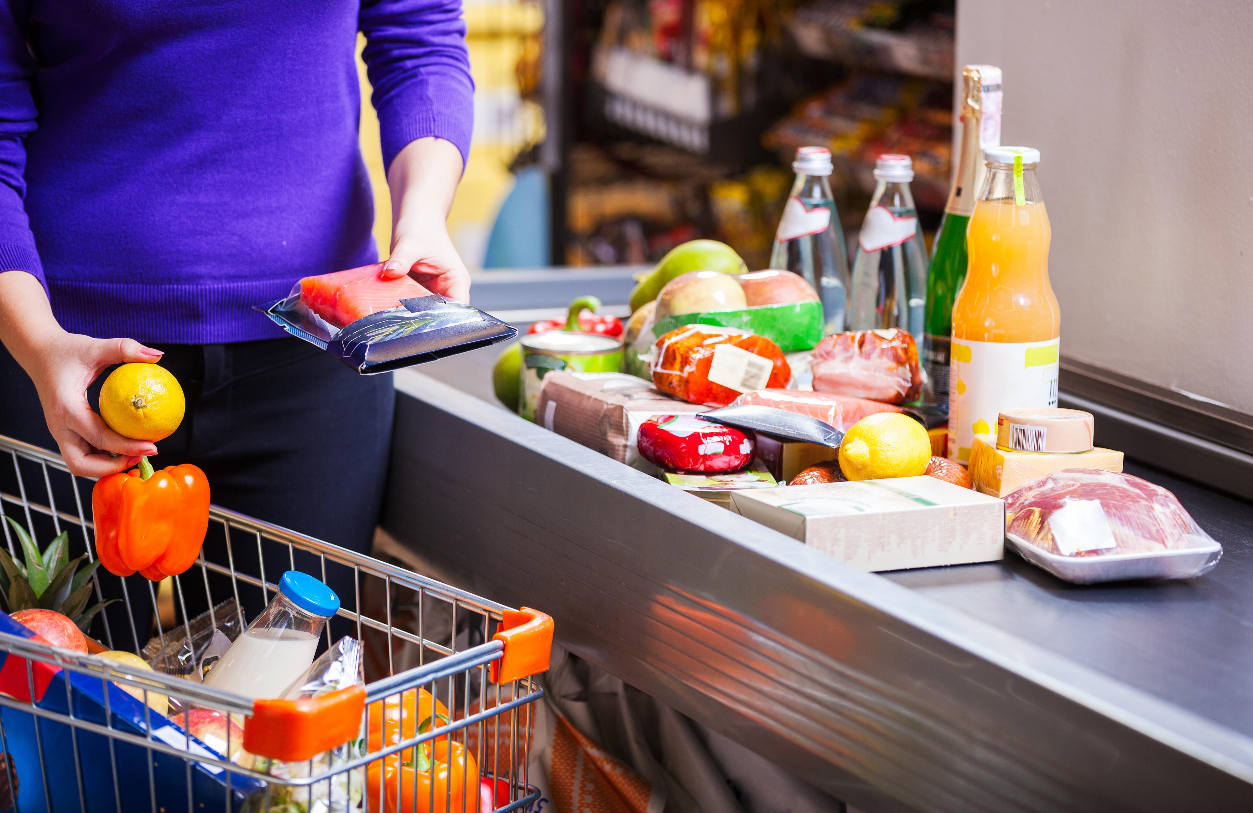 Compra segura Persona comprando alimentos en un supermercado
