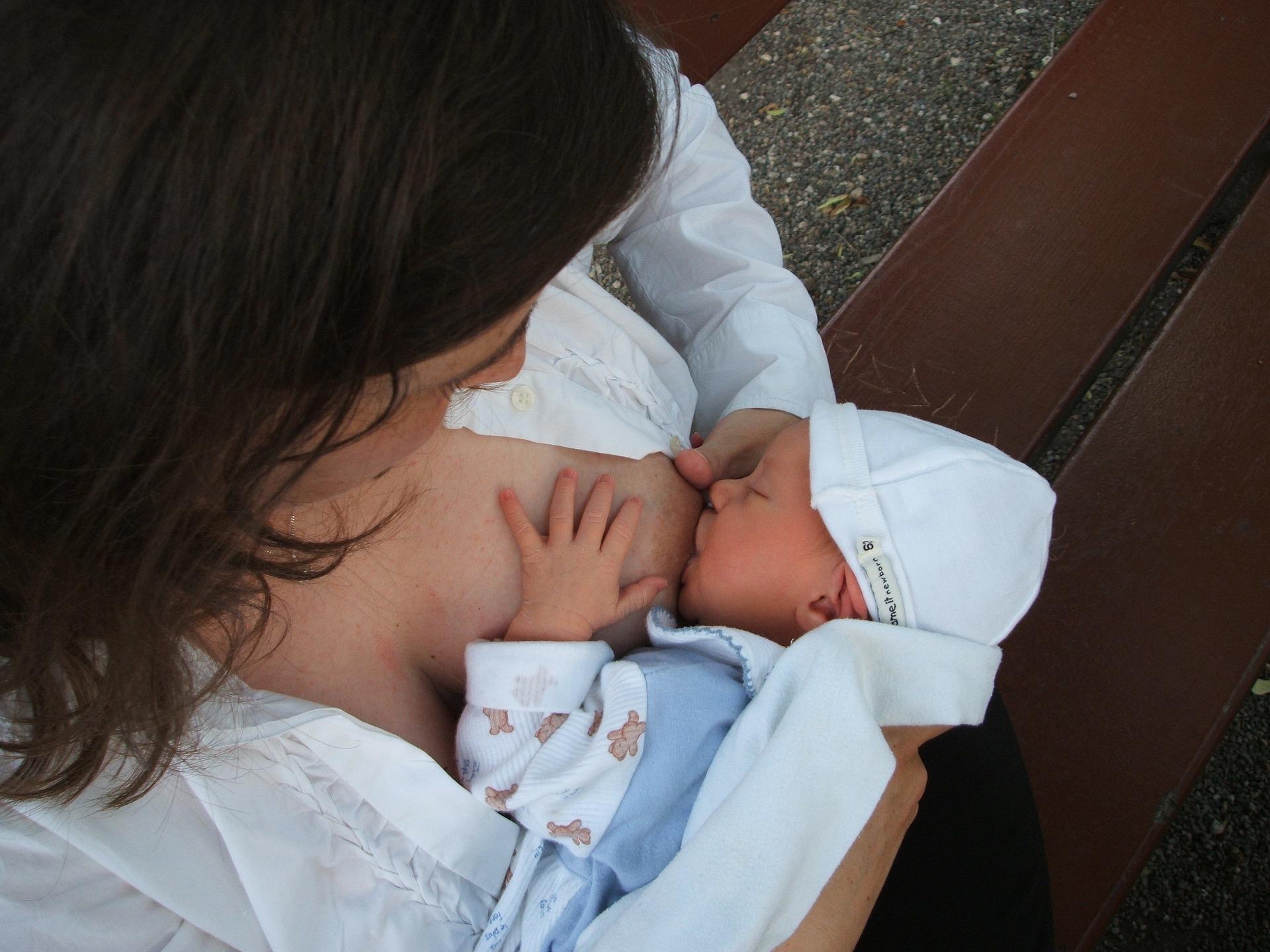 Lactancia natural Imagen de una mujer dando de mamar a su hijo