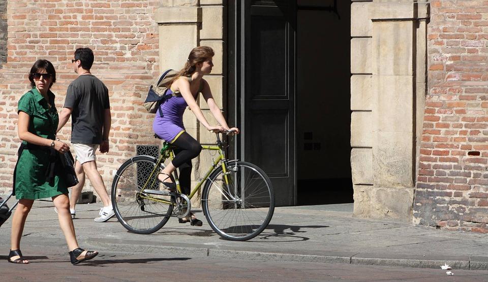 Chica en bicicleta por la calle Chica en bicicleta por la calle