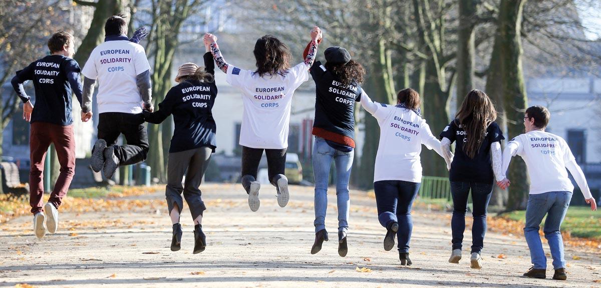 Cuerpo Europeo de Solidaridad Jóvenes de espaldas saltando
