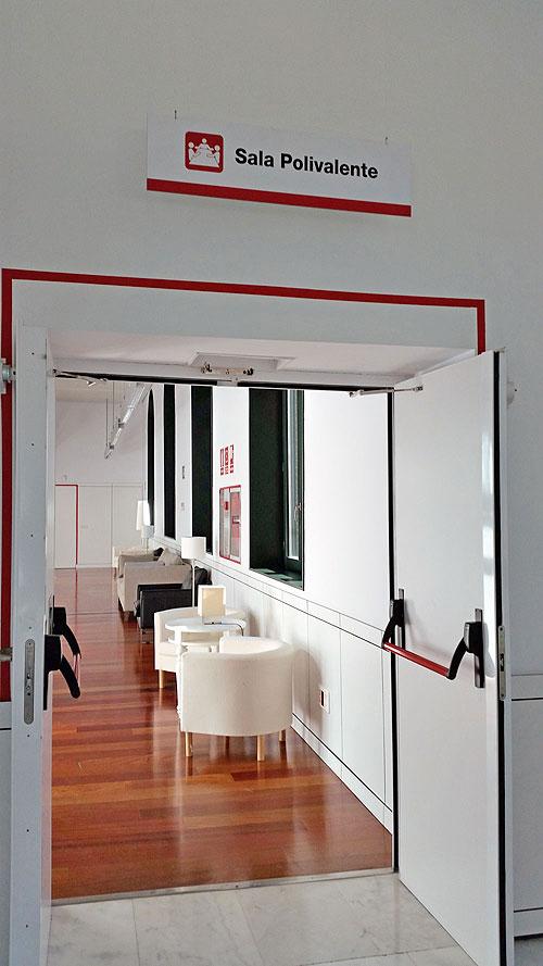 Pasillo hacia la Sala Polivalente del Centro Regional de Coordinación y Valoración Infantil Pasillo hacia la Sala Polivalente del Centro Regional de Coordinación y Valoración Infantil