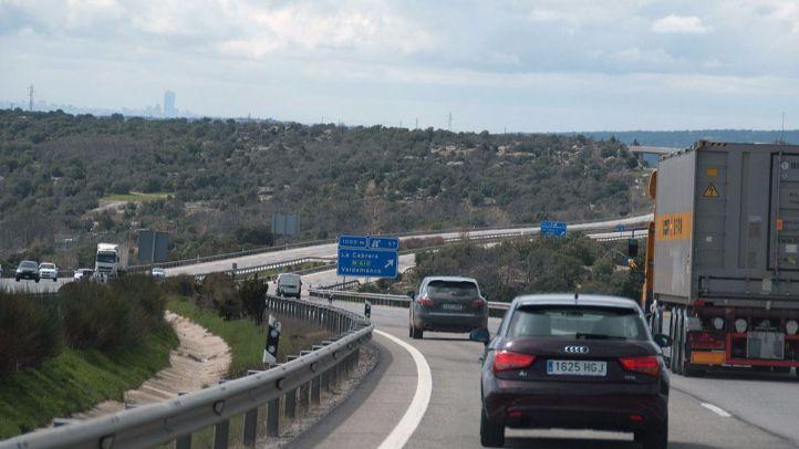 Mejora del firme en la M-513 Coches circulando por la M-513