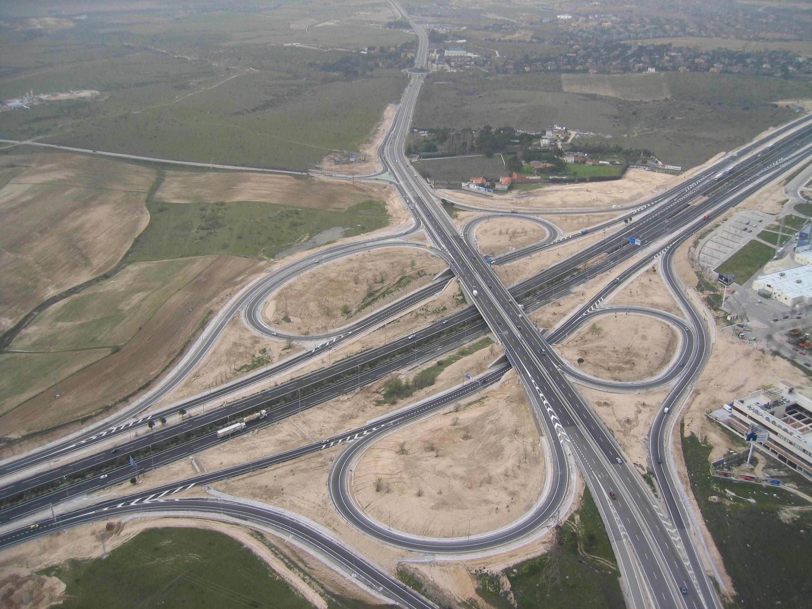 Carretera M-505 y enlace con la M-50 imagen con varias carreteras y los enlaces entre las mismas