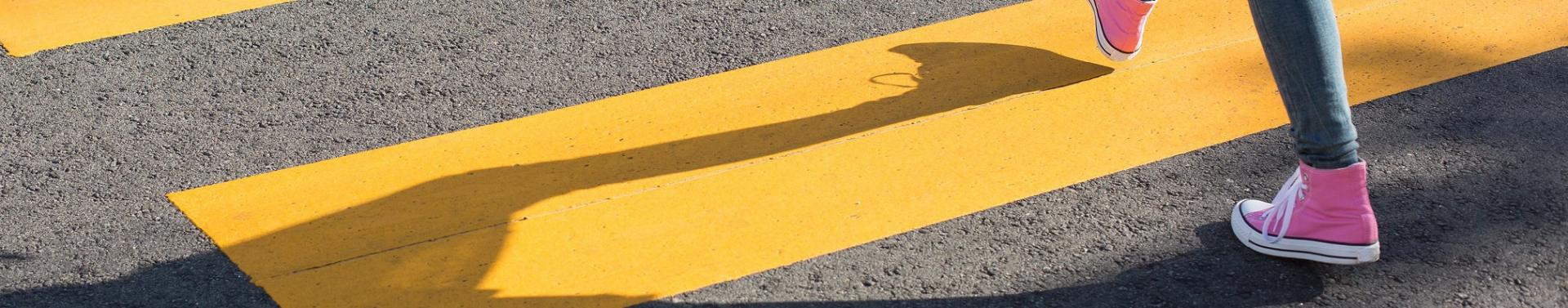 Garantía Juvenil Paso de cebra amarillo en el que cruza una persona
