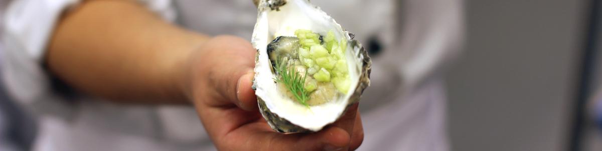 Ciclos formativos de grado superior Cocinero mostrando una ostra