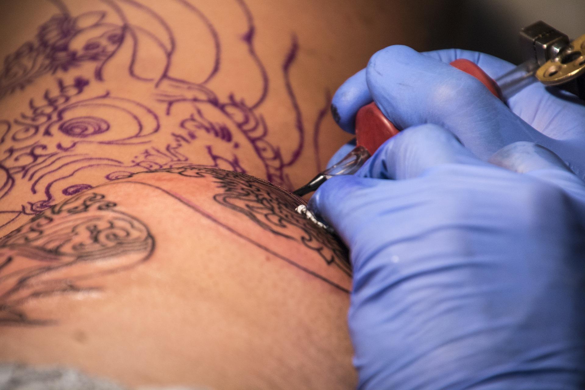 Tatuaje Imagen de una persona realizando un tatuaje