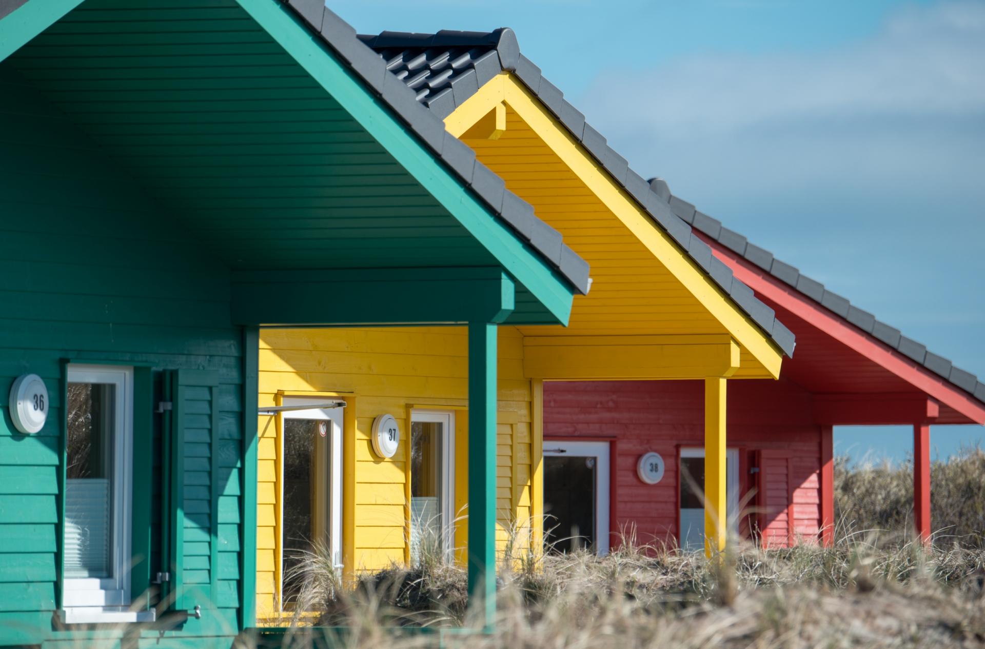 ALBERGUES INTERNACIONALES Casas de madera de colores