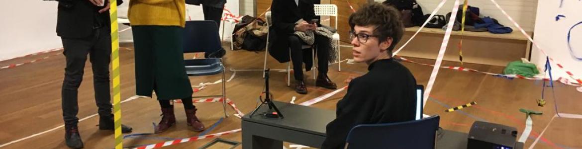 Márgenes del arte 2019 Instalación artística con cintas de seguridad rodeando todo el espacio y varias personas circulan entre ellas