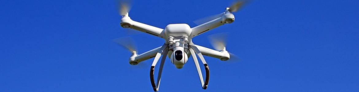 Nuevas tecnologías y drones Dron en pleno vuelo