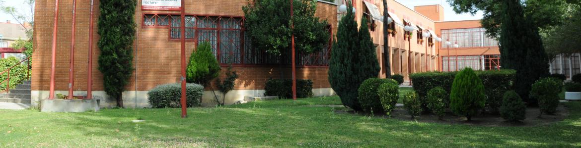 Jardín, árboles y fachada de la Residencia de Mayores y Centro de Día Getafe Fachada edificio de la Residencia de Mayores y Centro de Día Getafe