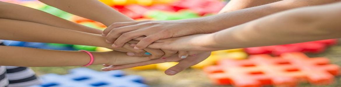 III Jornada de Diabetes Infantil y Juvenil Manos de niños entrelazadas