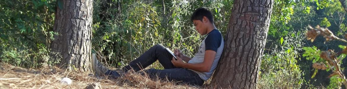 Chico escribiendo Chico escribiendo