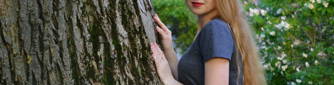 Chica y árbol en un parque Chica y árbol en un parque
