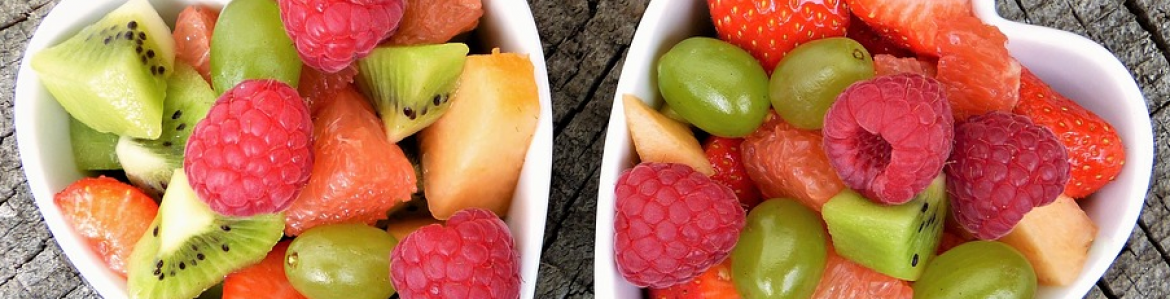 Bandejas de fruta cortada con forma de corazón Bandejas de fruta cortada con forma de corazón