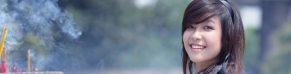 Acceso a la universidad desde estudios extranjeros Primer plano de una estudiante con rasgos asiáticos