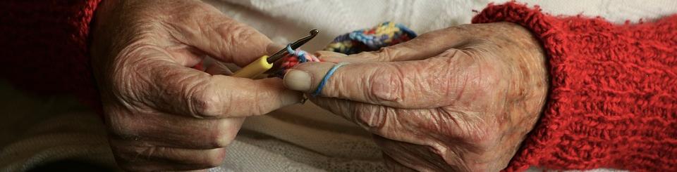 Actividades de dinamización en residencias Manos mujer haciendo ganchillo
