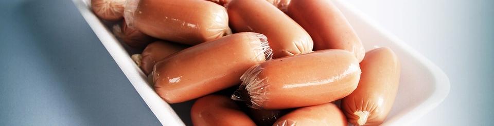Alerta retirada productos cárnicos de Alemania Plato con salchichas cocidas