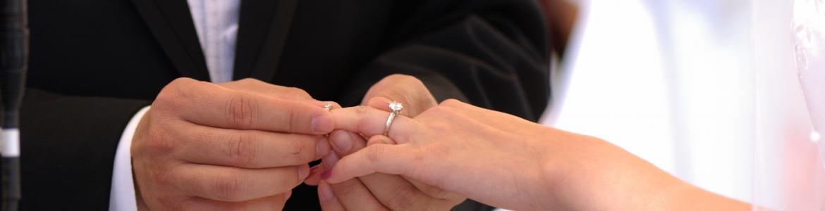 matrimonio pareja casándose