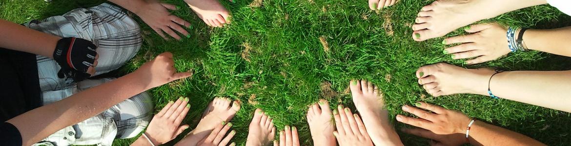 Formación con asociaciones Corro de pies y manos sobre césped