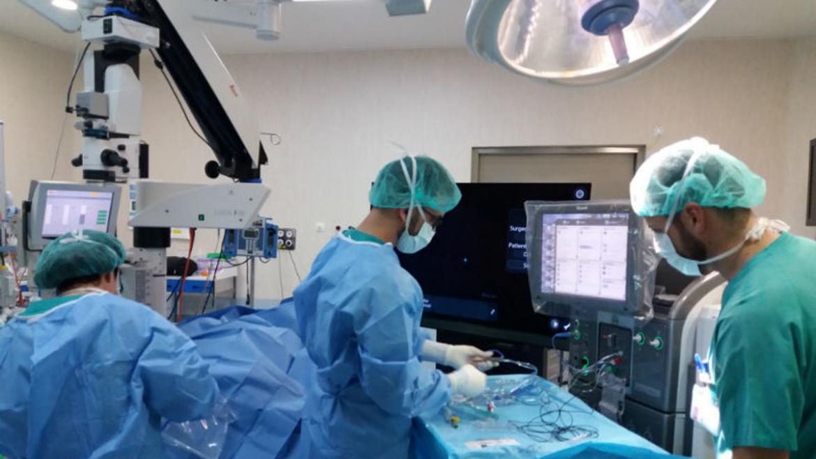 El Hospital Universitario del Henares incorpora cirugía 3D en las operaciones oftalmológicas Cirujanos del Servicio de Oftalmología del Hospital del Henares durante una intervención quirúrgica